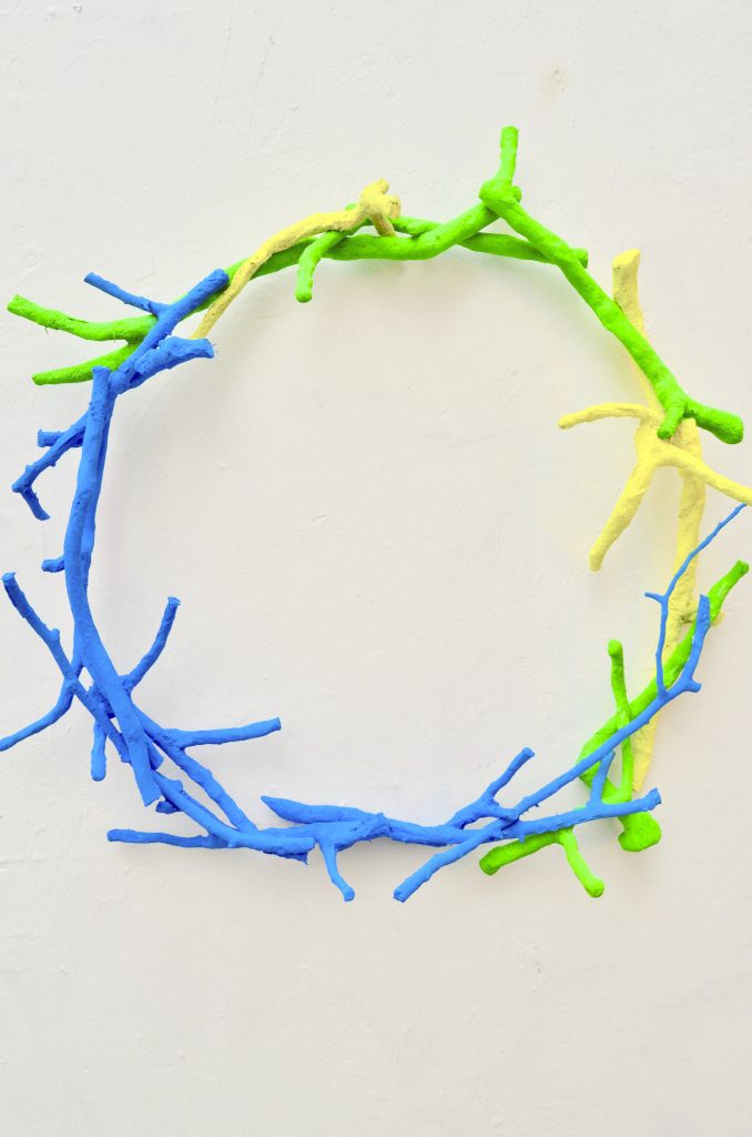 Cercle bleu vert et jaune, 2020, diamètre 55 cm, branches de pommier